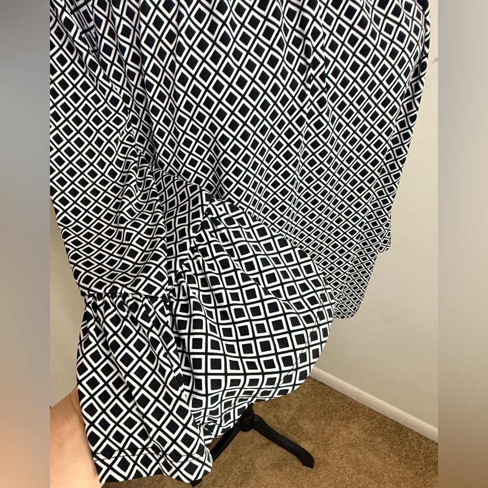Michael Kors geometric chic preppy black white blouse 3/4 bell sleeves MK logo S - Picture 4 of 10